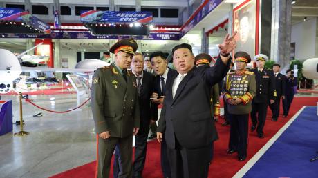 Diese von der staatlichen nordkoreanischen Nachrichtenagentur KCNA zur Verfügung gestellte Aufnahme zeigt Kim Jong-un mit dem russischen Verteidigungsminister Sergei Schoigu beim Besuch einer Waffenausstellung in Pjöngjang.  