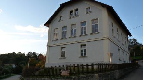 Die Sanierung der ehemaligen Schule in Graisbach steht an, ist aber ein Problem.