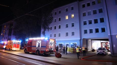 Zu einem Brand in der Lechhauser Straße rückten am Dienstagabend Einsatzkräfte der Feuerwehr, Polizei und des Rettungsdienstes aus.