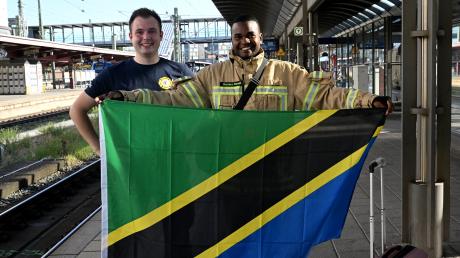 Der Feuerwehrmann Hassan Baraka Rasuli aus Tansania ist am Dienstag in Ulm angekommen. Für sechs Wochen wird er bei der Feuerwehr Neu-Ulm um Raphael Kömp (l.) hospitieren.
