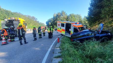 Auf der B16 bei Oberhausen kollidierte ein Rettungswagen mit einem Auto. Nach dem Unfall musste die Bundesstraße gesperrt werden.
