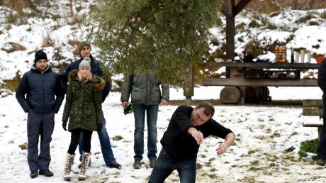 Sieht kompliziert aus – und ist es auch: Am Samstag findet wieder die schwäbische Meisterschaft im Weihnachtsbaum-Weitwurf statt.
