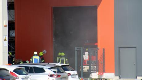 Feuerwehr, Polizei und Rettungsdienst waren am Donnerstagnachmittag wegen eines Brandes in einem Betrieb in Kellmünz im Einsatz. 