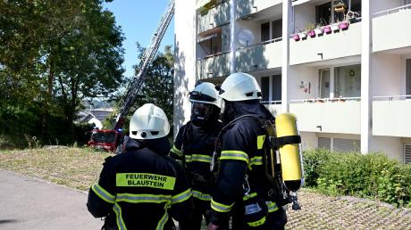 Zwei Kräfte der Feuerwehr Blaustein haben die Leiche in einer Nachbar-Wohnung beim Hochhaus-Brand entdeckt.