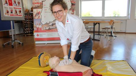 Rettungssanitäterin Maria Lehner vom Kreisverband des Roten Kreuzes zeigt, was jeder Ersthelfer sofort tun sollte, wenn jemand einen Schlaganfall erleidet. 