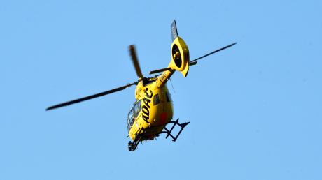 Nach einem schweren Motorradunfall auf der A8 auf Höhe Dasing wurden ein Mann und eine Frau mit Rettungshubschraubern in Krankenhäuser gebracht.