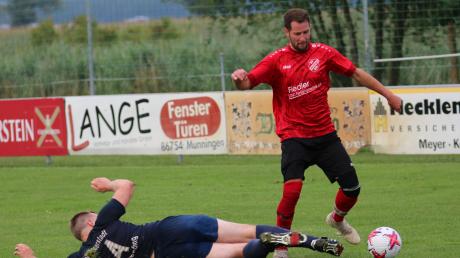 Die Wechinger (im Bild in Rot-Schwarz: Axel Dürrwanger) sind gut in die neue Saison gestartet. Mit dem SV Otting kommt nun ein starker Gegner an die Wörnitz.