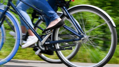 Eine 73-jährige Radlerin wird bei einem Unfall in Zusamaltheim verletzt. 