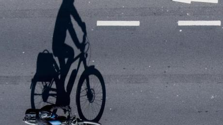 Ein Radfahrer wurde in Dillingen von einem dunklen Auto überholt und stürzte vom Fahrrad.