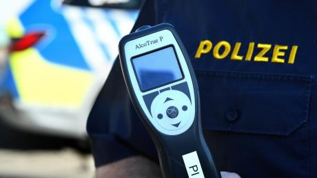 Ein Alkoholtest brachte bei einem Mann in Augsburg ein klares Ergebnis, berichtet die Polizei.