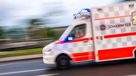 Bei einem Unfall zwischen Türkheim und Tussenhausen ist ein 41-jähriger Motorradfahrer schwer verletzt worden.