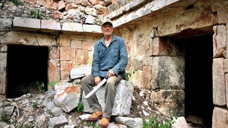 Stephan Merk vor der Mayaruine Chuncatzim. In den vergangenen Jahrzehnten hat er rund 700 Ruinen besucht und aufgespürt. 