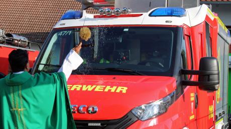 Pater Nimin segnete das neue Mittlere Löschfahrzeug (MLF) der Feuerwehr Gannertshofen, mit dem die Wehr ab sofort zu ihren Einsätzen ausrückt.
