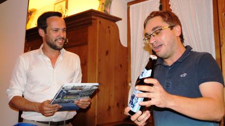 Mike Hammermayer vom Kreisverband der FDP überreichte dem Landesvorsitzenden Martin Hagen ein symbolträchtiges Geschenk, nämlich ein regionales Bier mit 5,2 Prozent. Die würden für den Wiedereinzug in den Landtag reichen. 