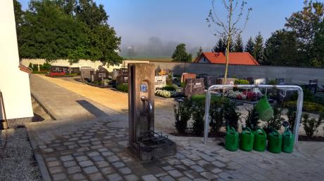 Die Wasserstelle erhielt einen zentralen Platz im Ziertheimer Friedhof.