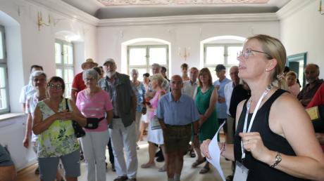 Ruth Maria Veneris führte beim Tag des offenen Denkmals durch die Räume des Walleshauser Pfarrhofs.