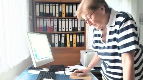 Jeden Donnerstagvormittag ist Barbara Bode am Schreibtisch des kleinen Rieder Pfarrarchivs anzutreffen.