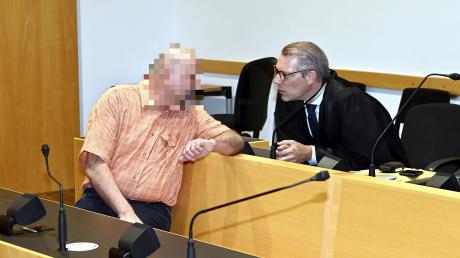 Anton H. (links), hier im Gespräch mit seinem Verteidiger Jörg Seubert, steht ihn Augsburg vor Gericht, weil er seine Ehefrau mit einem Hammer erschlagen haben soll.