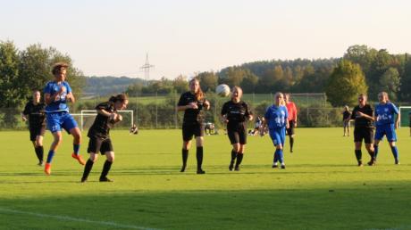 Die Nördlinger Fußballerinnen (in Blau) haben im ersten Bezirksligaspiel einen hart erkämpften Sieg errungen.