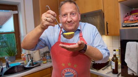 Thomas Salzberger, Bürgermeister von Kaufering, kocht gerne für die Familie.