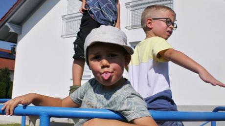 Die Kinder probierten ihren neuen Spielplatz in Mörgen sofort aus. 