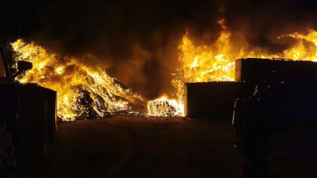 In einem Gersthofer Entsorgungsbetrieb brannte es: Über 150 Freiwillige der Feuerwehren halfen bei den Löscharbeiten.