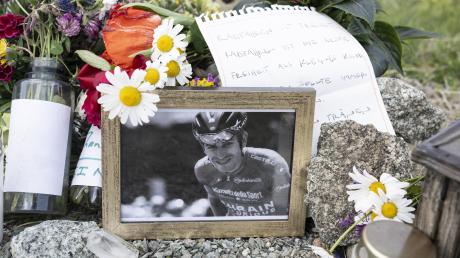 An diesem Ort ist der Radrennfahrer Gino Mäder tödlich verunglückt. Nach dem Unfall legten Menschen hier ein Foto von ihm, einen Brief und Blumen ab.