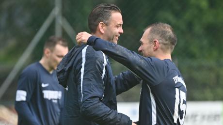 Nah an den Spielern: Trainer Sven Müller beglückwünscht Norbert Maier zu einem Erfolg des hier noch in der Bezirksliga spielenden TSV Ziemetshausen. Nun trat der Coach zurück.
