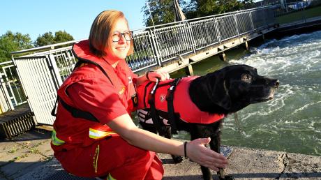 Julia Neuss mit ihrem Hund Mia: Der Labrador half schon oft bei der Suche nach vermissten Menschen in Gewässern.