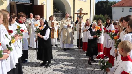 Die Ministrantinnen und Ministranten standen zum Abschied von Sr. Albertis (links) und Sr. Irmengild (rechts) nach dem Gottesdienst in Kühbach Spalier und überreichten Blumen. 