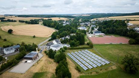 So ähnlich wie in diesem Ort in Hessen könnte die Solarthermie-Anlage (rechts im Bild)  in Dietenheim wohl aussehen. 