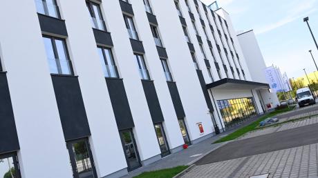 Seit rund einem Jahr hat das Hotel im Güterverkehrszentrum Augsburg geöffnet, nun soll es in eine Asylunterkunft für bis zu 440 Männer umgewandelt werden.