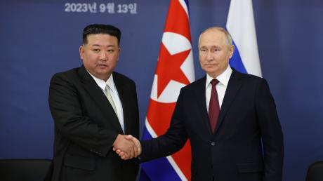 Ein herzlicher Empfang für den Diktator aus Nordkorea: der russische Präsident Wladimir Putin hat sich mit Machthaber Kim Jong-un am russischen Weltraumbahnhof Wostotschny getroffen. 