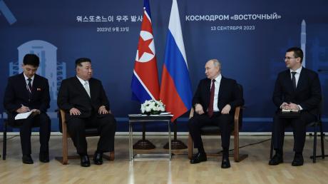 Der russische Präsident Wladimir Putin mit dem nordkoreanischen Diktator Kim Jong-un bei Gesprächen am russischen Weltraumbahnhof Wostotschny.