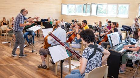 Orchesterleiter Jürgen Scholz probt intensiv mit einem Teil Musiker für das Konzert „Musical Memories“ in der Schwabmünchner Stadthalle.