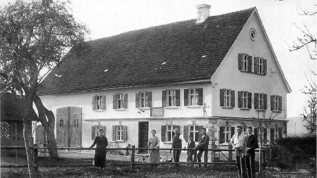 Die Familie Stocker vor ihrem Anwesen im Jahr 1928.