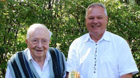 Zum großen Gratulantenkreis beim 90. Geburtstag von Helmut Kantor (links) gehörte auch Thierhauptens Bürgermeister Toni Brugger.