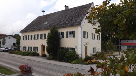 Der Gemeinderat in Langenneufnach überlegt, ob in der alten Schule ein Veranstaltungssaal eingebaut werden kann.
