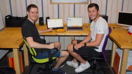 Jens Schlatmann (links) und Robin Mattis (rechts) tüfteln seit rund einem Jahrzehnt im ehemaligen Partykeller von Familie Mattis und gründeten nun ihre erste eigene Software-Firma.