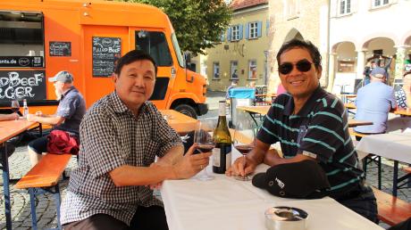 Hobbywinzer Outhong Manivong (rechts) kam zusammen mit seinem Arbeitskollegen Anousinh Phothongkhak auf das Weißenhorner Weinfest.