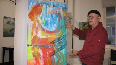 Niclas Willam-Singer erklärt sein Gemälde "Sunny Day", das bei der Ausstellung von 23 Kunstschaffenden aus Olching unter anderem im Blauen Haus in Dießen gezeigt wird.