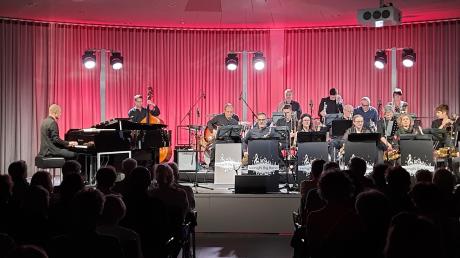 Umjubeltes Auftaktkonzert zur neuen Jazz-Saison im Ingolstädter Audi Forum: Die SwingIN Big Band unter Leitung von Oliver Wasilesku (am Flügel).
