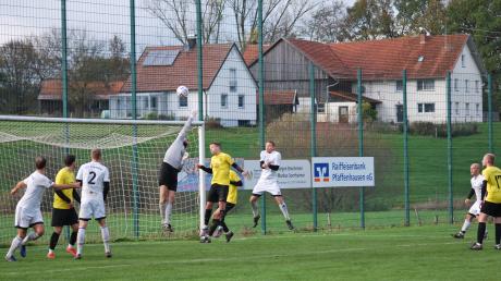 In der vergangenen Saison trennten sich der TSV Kammlach (weiße Trikots) und der TSV Mindelheim (gelb-schwarze Trikots) in Kammlach 1:1-unentschieden. 