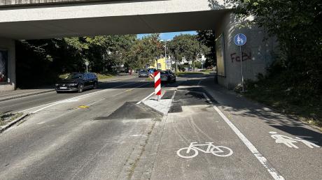 Der Fahrradweg an der Augsburger Straße wurde erst kürzlich umgebaut. Noch fehlen Markierungen.