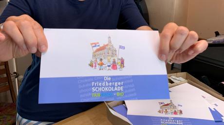 Eva-Maria Uhlemayr ist seit der Gründung des Weltladen Friedberg vor 25 Jahren im Team. Die Vorbereitungen für die neue Stadtschokolade Friedberg  laufen. Die Umschläge   sind bereits eingetroffen.