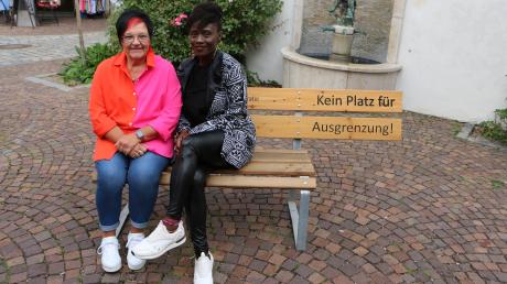 Die dritte Bürgermeisterin Brigitte Neumaier (links) und Maureen Lermer, Asylkoordinatorin in Mering und Ehrenamtliche bei der AWO, setzen in Aichach ein Zeichen gegen Ausgrenzung.