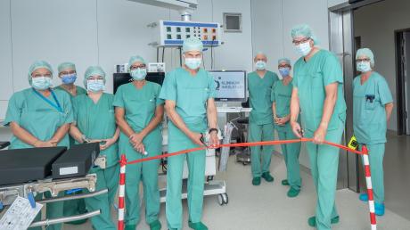 Die Geschäftsführer Dr. Andreas Tiete (l.) und Jochen Bocklet bei der symbolischen Eröffnung des neuen OP-Saals im Klinikum Ingolstadt