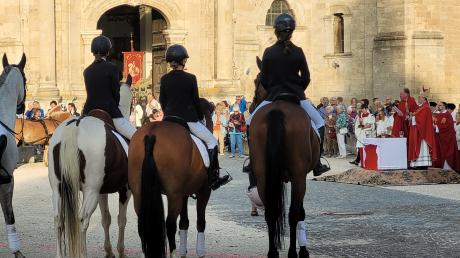Vor über 900 Jahren hatten die Klosterstifter der Abtei ein Kreuzpartikel überlassen, das nun immer wieder Anlass für die Reiter und Reiterinnensegnung ist. 