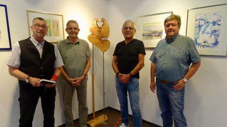 Aquarelle und Holzskulpturen zeigt die Galerie am Wasserschloss ab dem 22. September. Galerist Karlheinz Schoblocher (ganz links) präsentiert Werke von (von links) Joachim Schreijäg, Gerhard Haltmayer und Hubert Fritz.