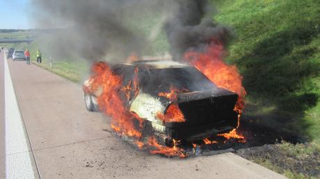 Die Feuerwehr Burgau musste auf der A8 bei Burgau ein brennendes Auto löschen.